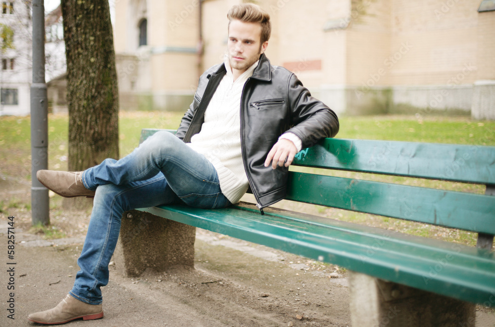 männliches Model denkt nach