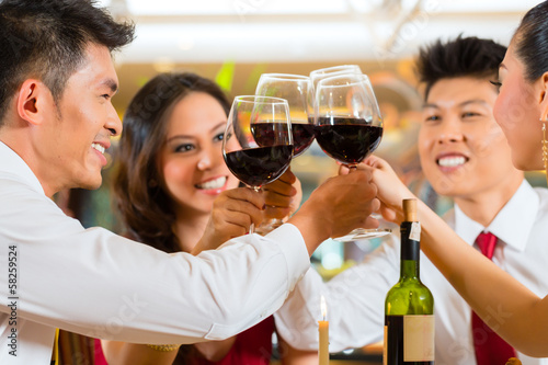 Photography Chinese couples toasting with wine in restaurant