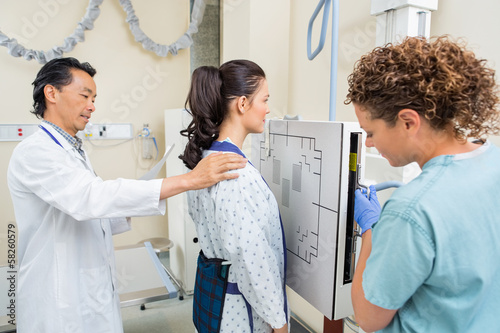 Tableau sur toile Medical Team Preparing Patient For Chest Xray