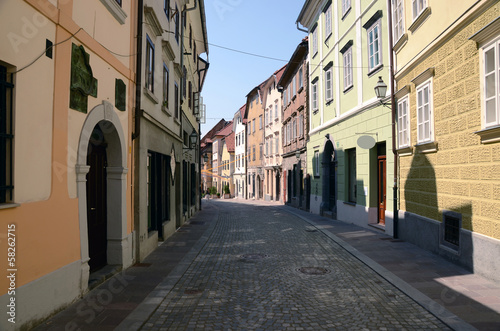 Fototapeta Naklejka Na Ścianę i Meble -  Gasse in der Altstadt Ljubljanas