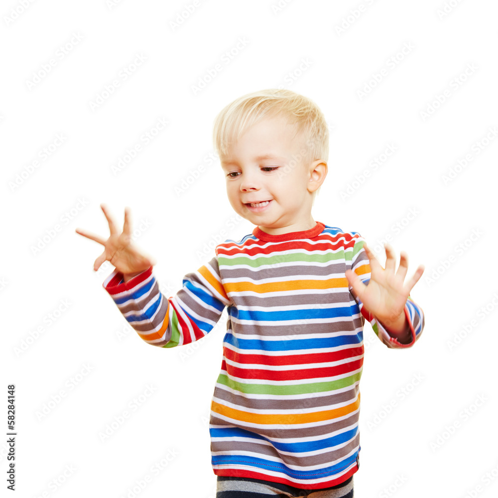 Kleines Kind tanzt beim Kindertanz Kleines Kind tanzt beim Kindertanz