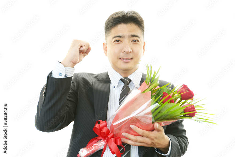 花束を持つ笑顔の男性