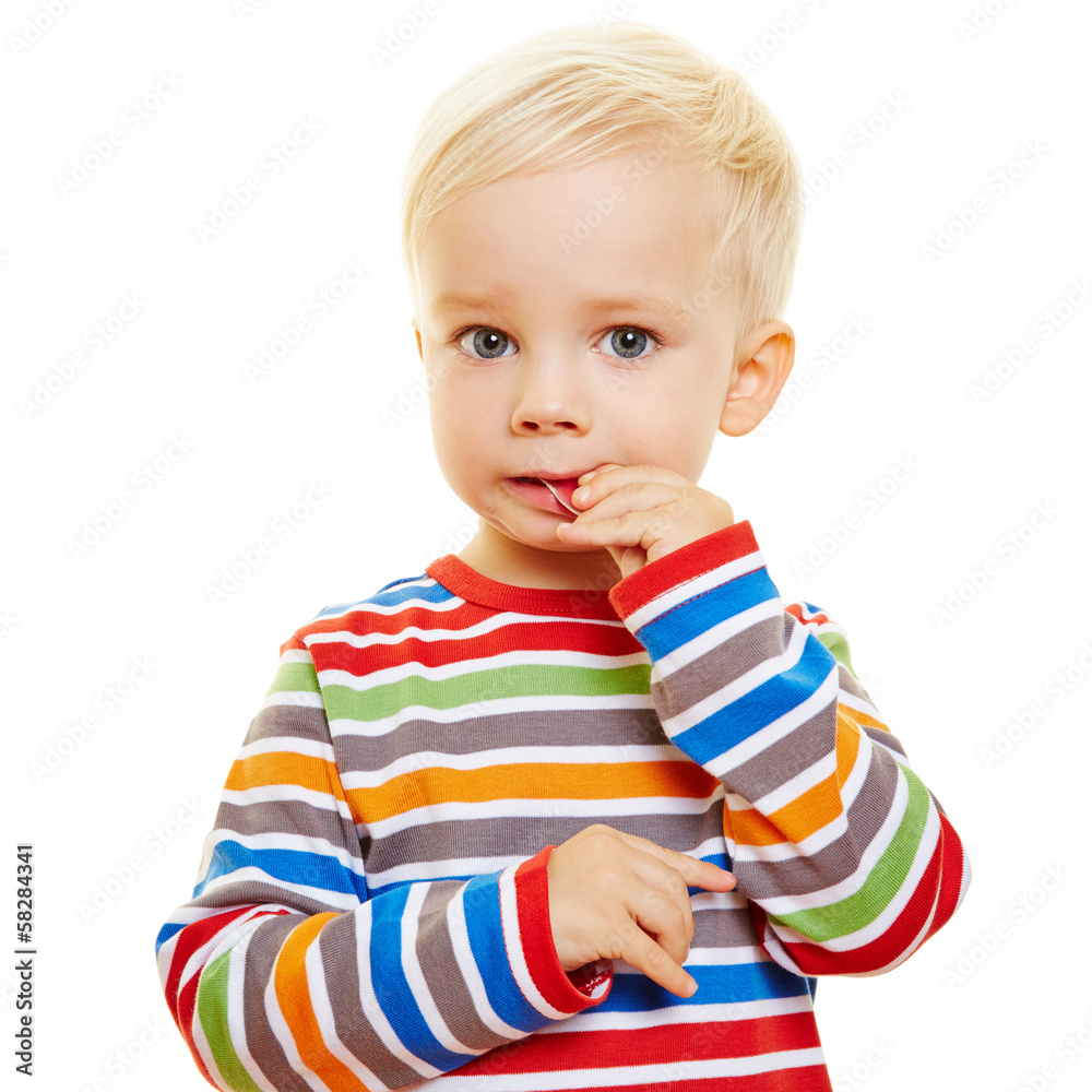 Kind beißt vom Gummibärchen ab Stock Photo Adobe Stock