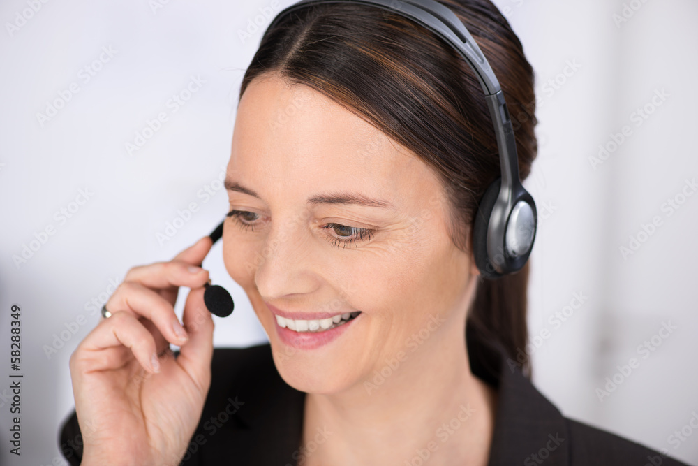 geschäftsfrau telefoniert mit headset geschäftsfrau telefoniert mit headset
