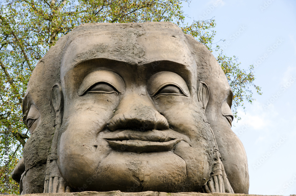 Obraz premium Idol head carved from stone