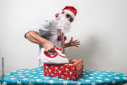 Slika na platnu funny santa claus babbo natale ironing