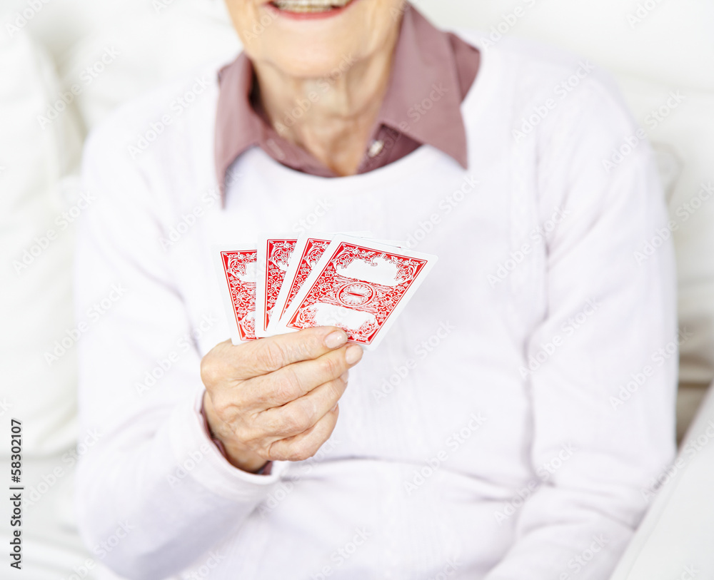Alte Frau spielt Karten Alte Frau spielt Karten