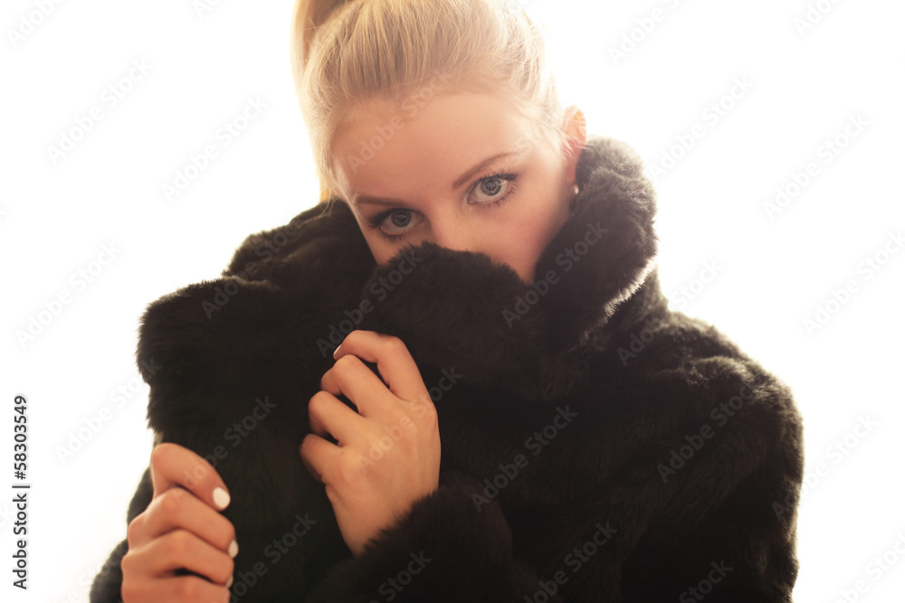 blondes Model trägt Pelzjacke