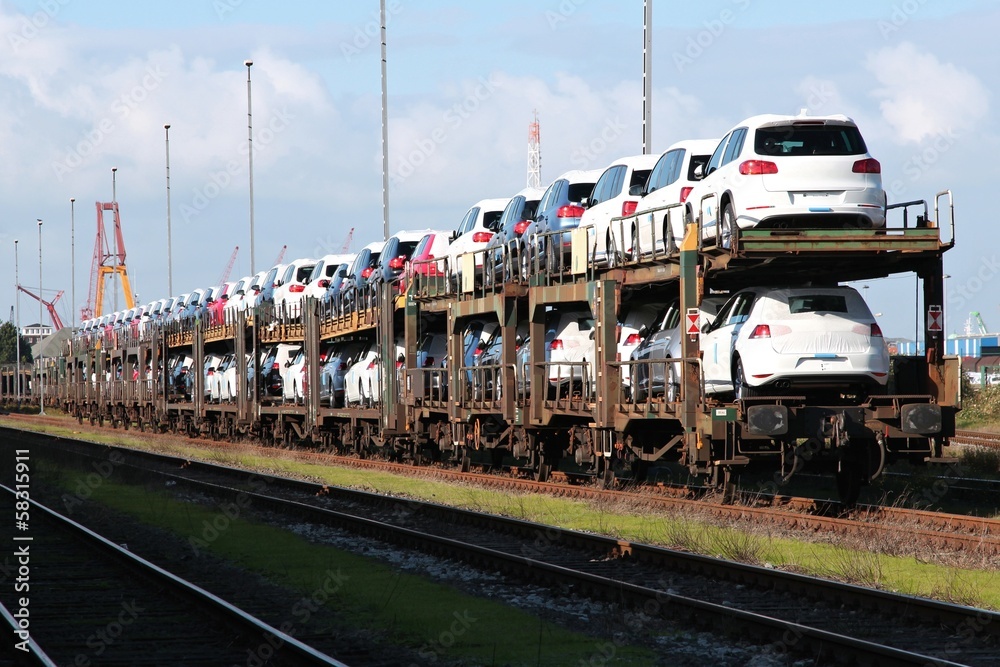 Fototapeta premium Neuwagen auf Autozug