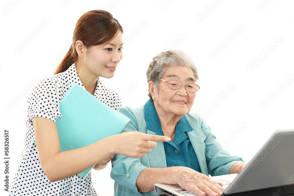 Obraz premium パソコンを学ぶ高齢者