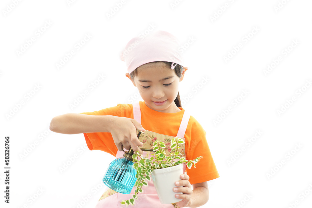 植物の世話をする女の子