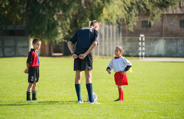 Fotobehang Voetbal Scheidsrechter met kinderen op voetbalveld  © Dusan Kostic