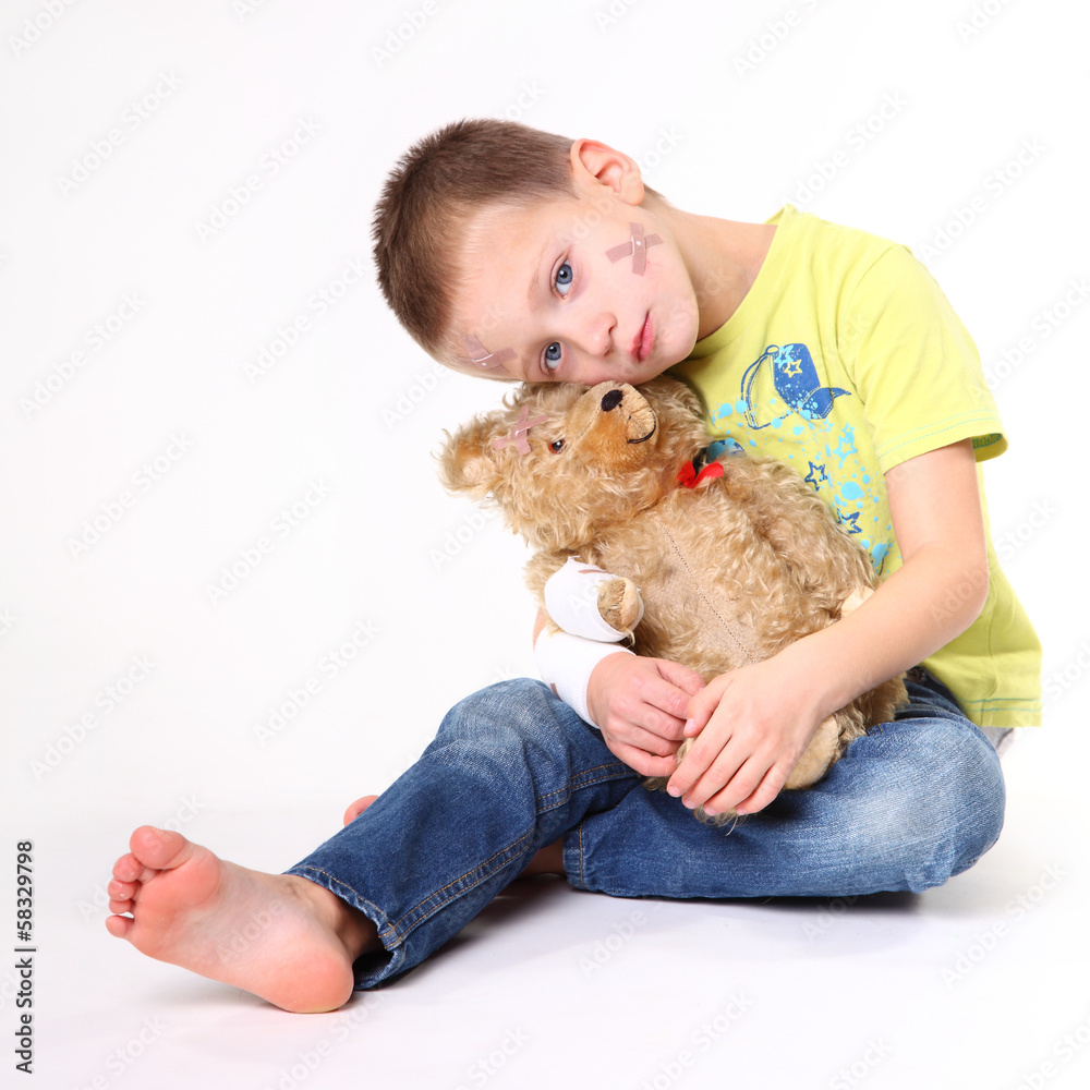 verletztes Kind mit Teddy