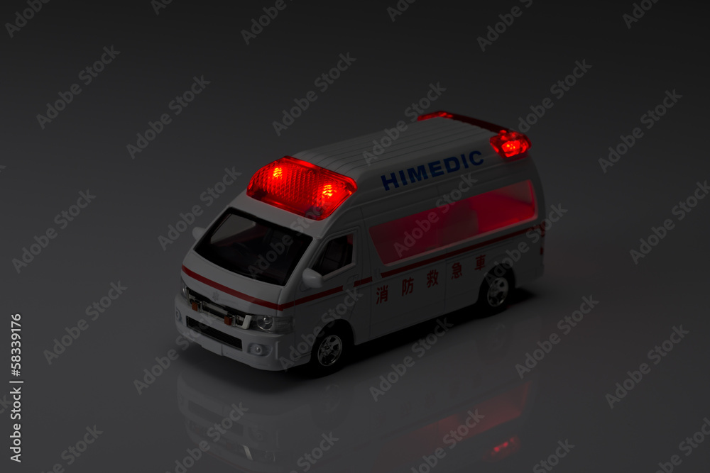回転灯が光ったミニチュアの救急車