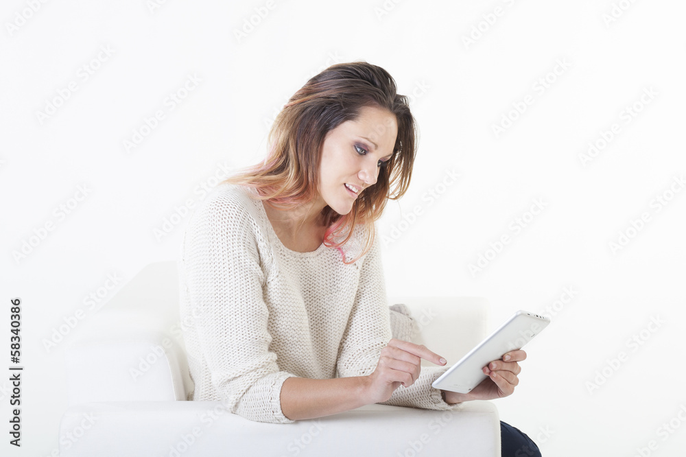 Jeune femme avec tablette digitale