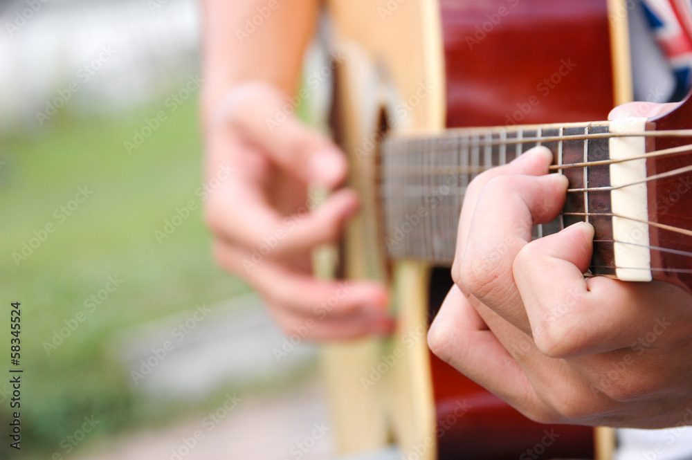 Fototapeta premium Ręce grają na gitarze