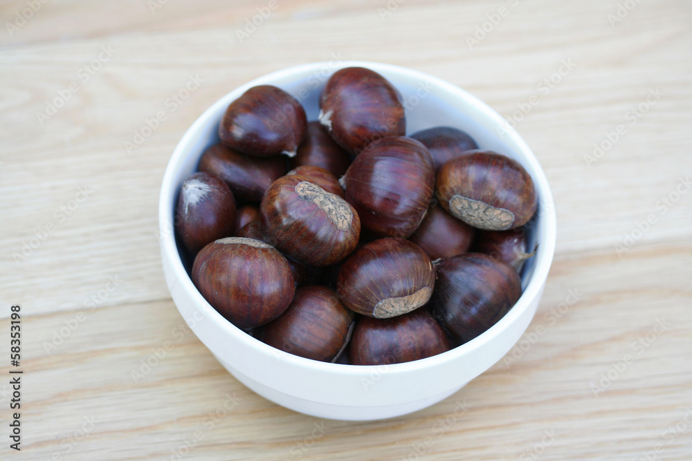 Obraz premium ciotola di castagne
