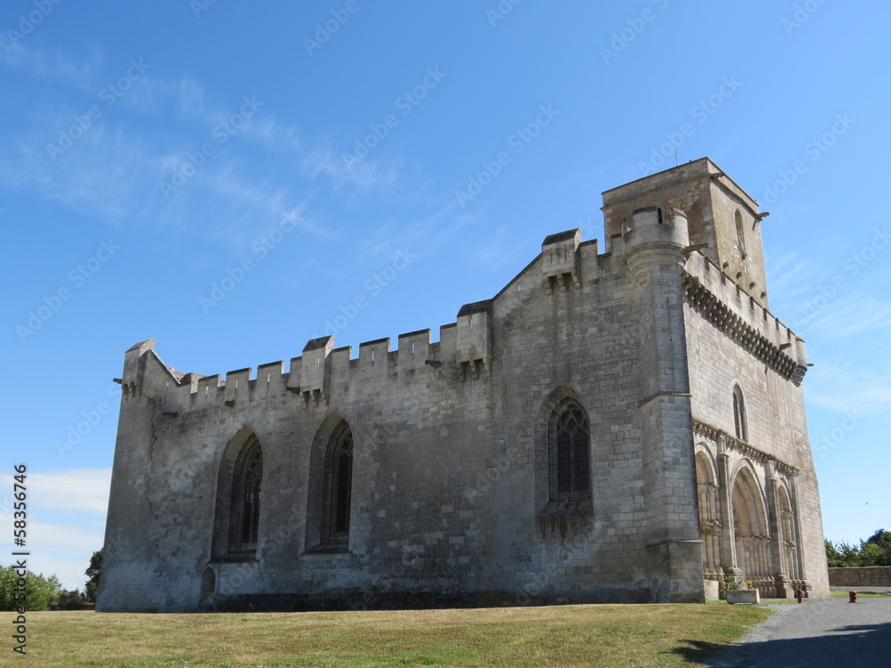 Esnandes - Eglise Saint-Martin du XIIe siècle fortifiée au XIVe