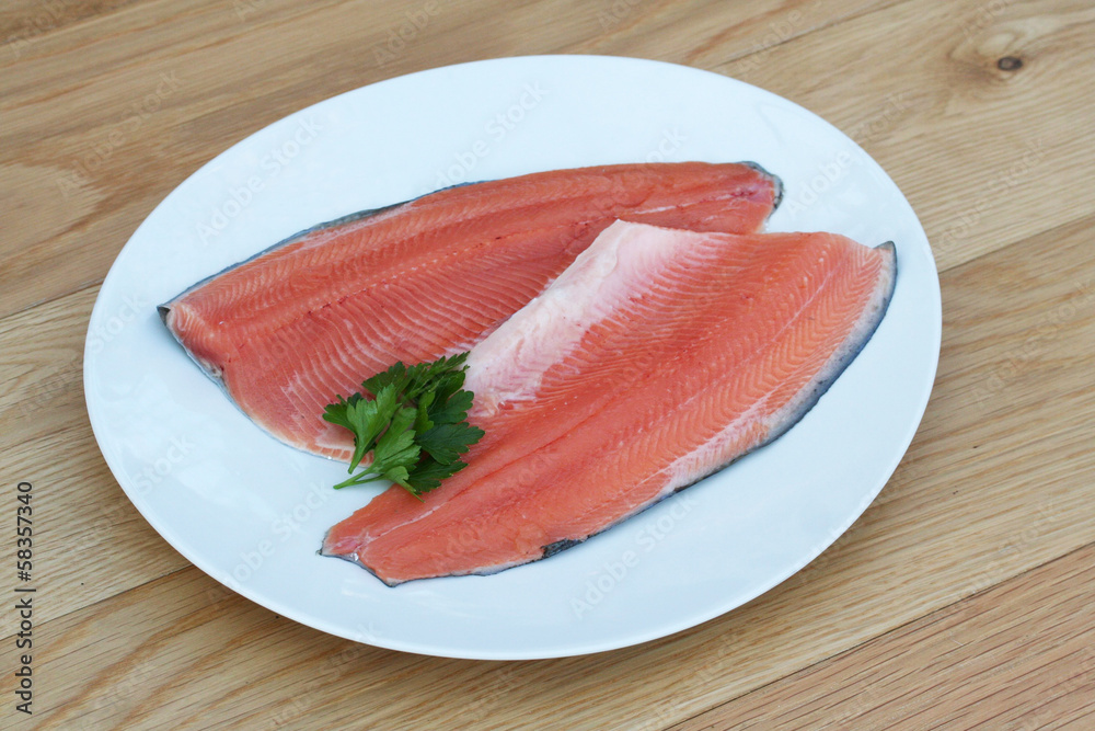 filetti di trota salmonata su piatto filetti di trota salmonata su piatto