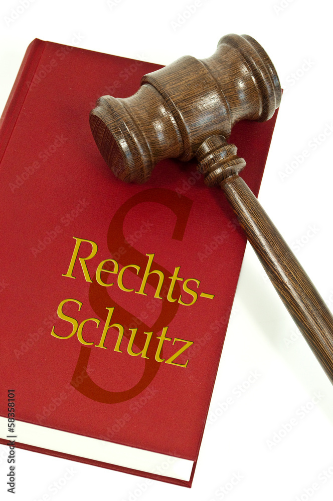 Gesetzbuch mit Richterhammer und Rechtsschutz