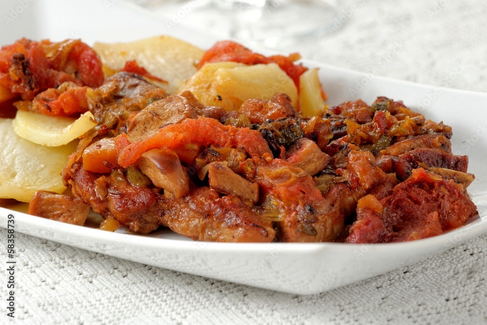 Braciole stufate con patate e wurstel Braciole stufate con patate e wurstel