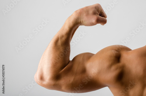 Papier peint Close up on a bodybuilder biceps,shoulder,arm