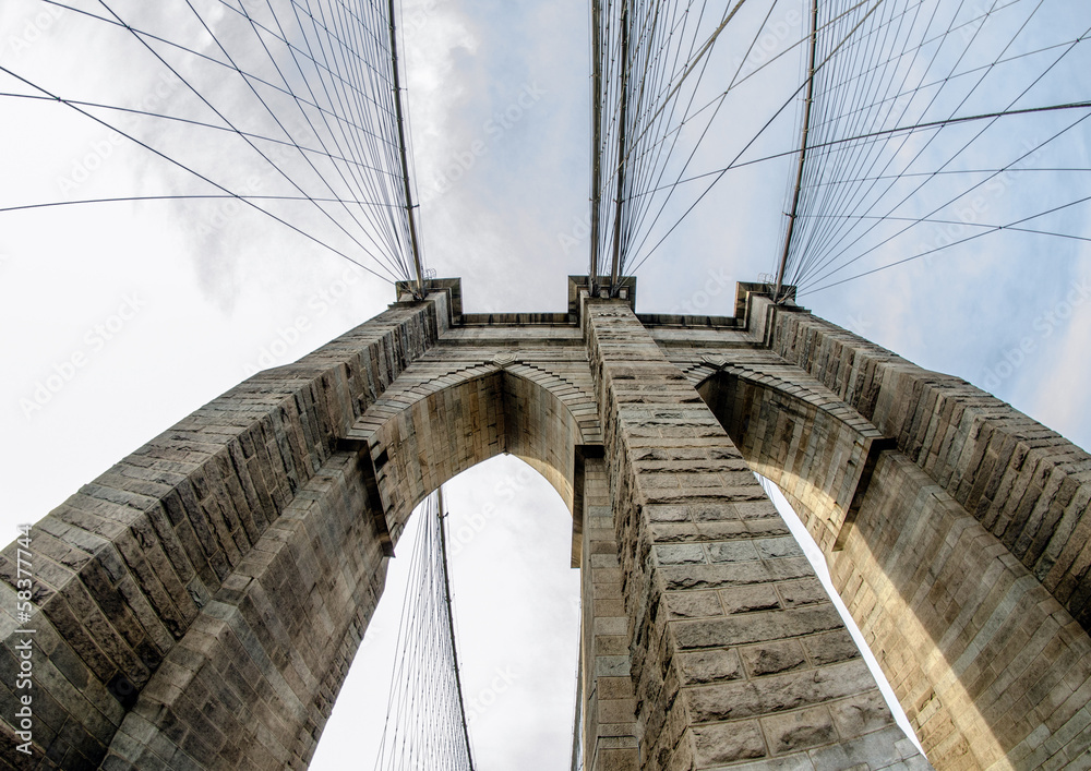 Obraz premium Widok typu rybie oko z Brooklyn Bridge Pylon w Nowym Jorku