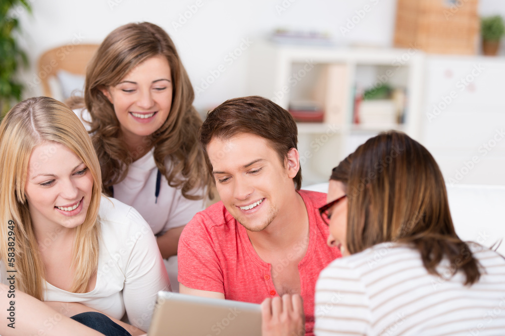 junge leute schauen auf tablet-pc junge leute schauen auf tablet-pc