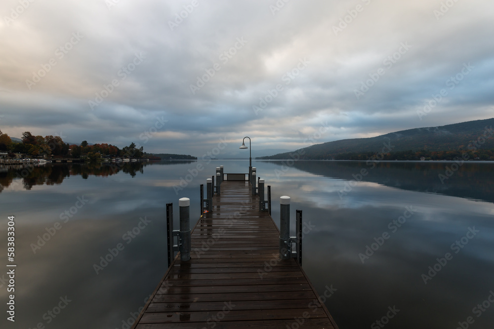 Obraz premium Lake George i góry Adirondack o wschodzie słońca