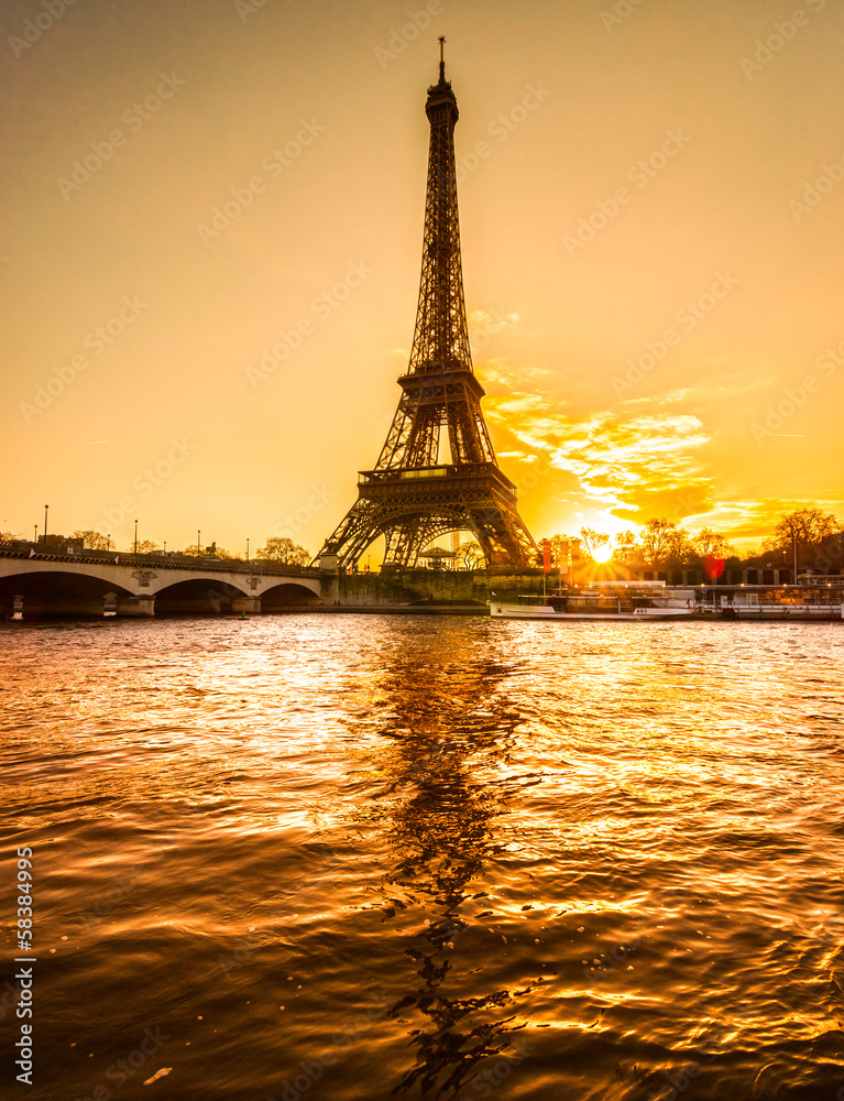 Obraz premium Eiffel tower at sunrise, Paris.