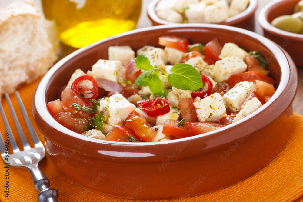 mediterraner Tomatensalat Stock-Foto | Adobe Stock