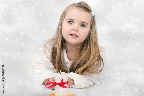 Cuadro en lienzo A beautiful little girl angel with a candle