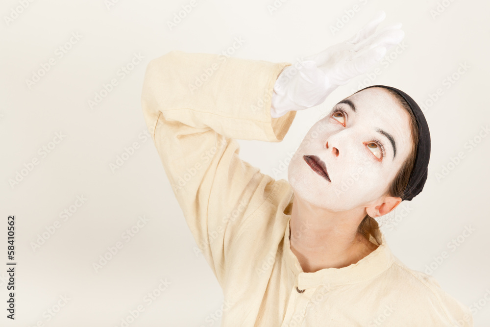 Der Clown steht vor der Kamera und schneidet Grimassen