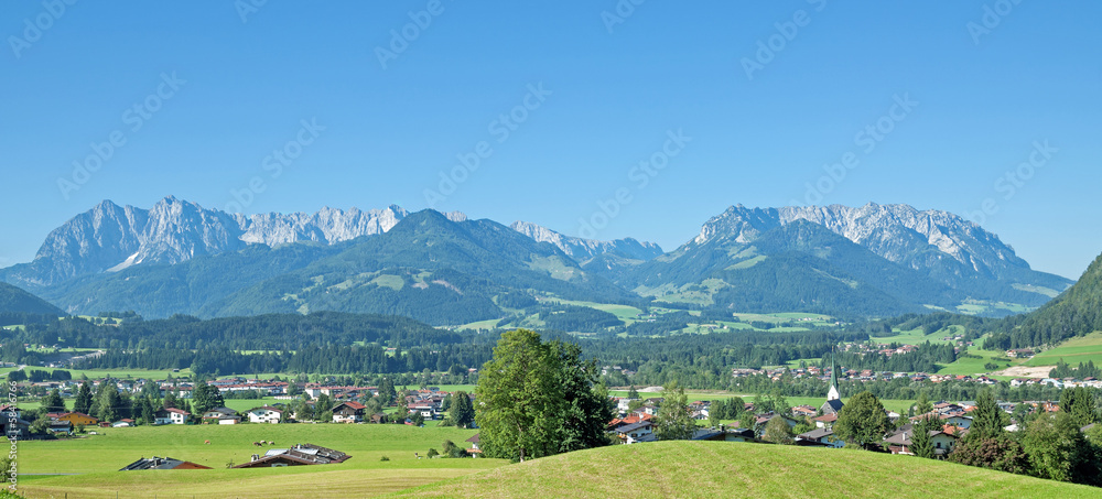 Panoramaansicht vom Urlaubsort Kössen in Tirol