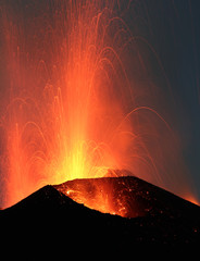 Fotobehang Vulkaan Stromboli barst uit in de nacht  © Rainer Albiez