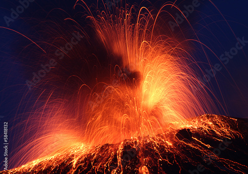 Fotografering Volcano Stromboli erupting night eruption