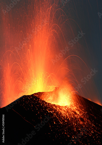 Fotografia Volcano Stromboli erupting night eruption