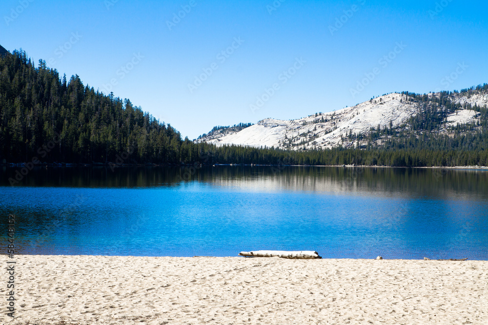 Lac dans le Yosemite