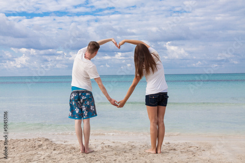 lachendes verliebtes junges paar glücklich am strand photo