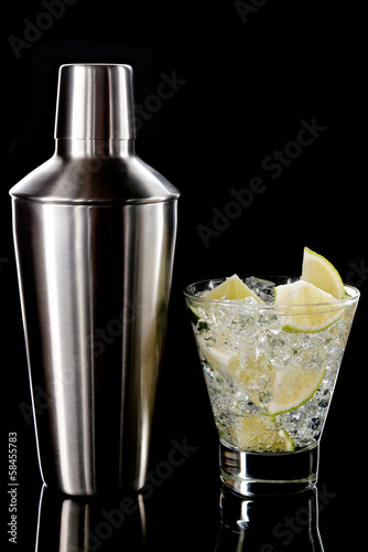 Sparkling cocktail with lime