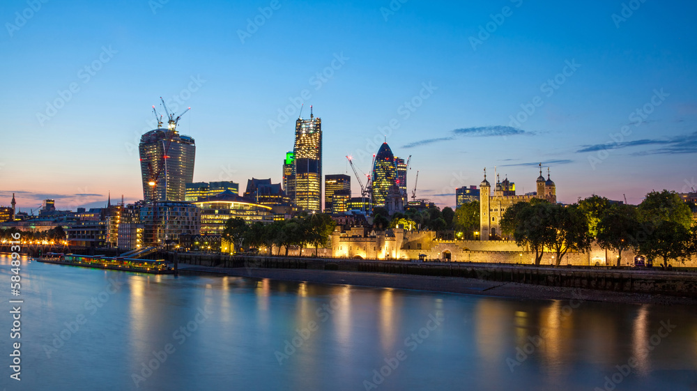 Obraz premium London Thames Waterfront w nocy