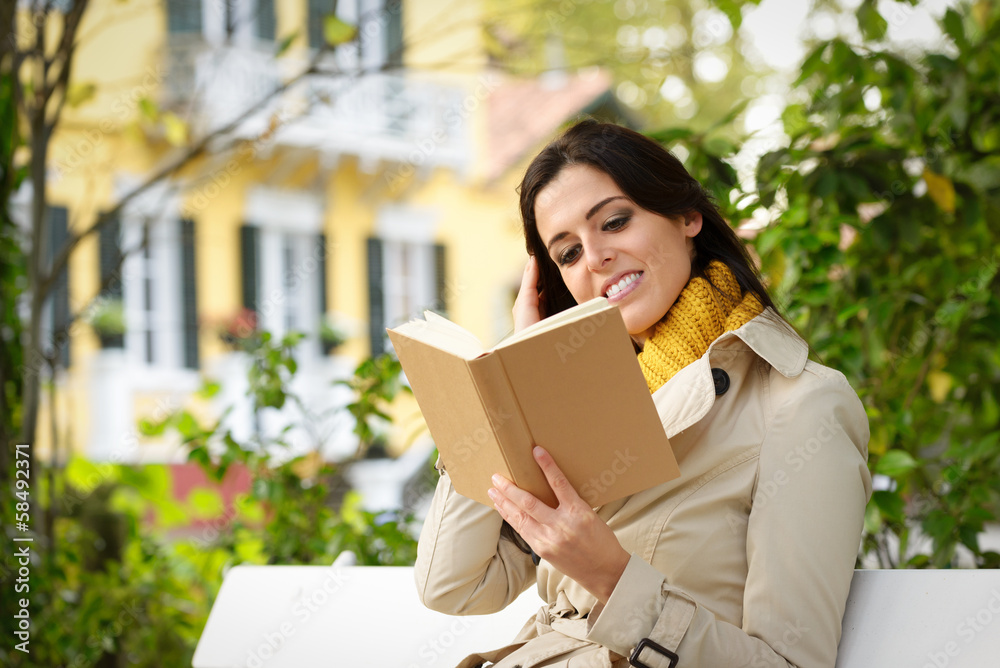 Obraz premium Woman at home garden reading book