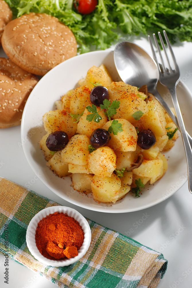 insalata di patate speziate con olive nere insalata di patate speziate con olive nere