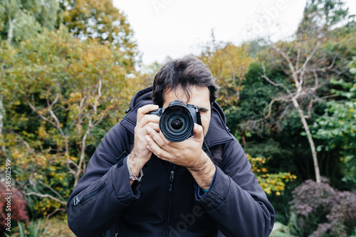Fotografo in un parco durante un servizio fotografico photo