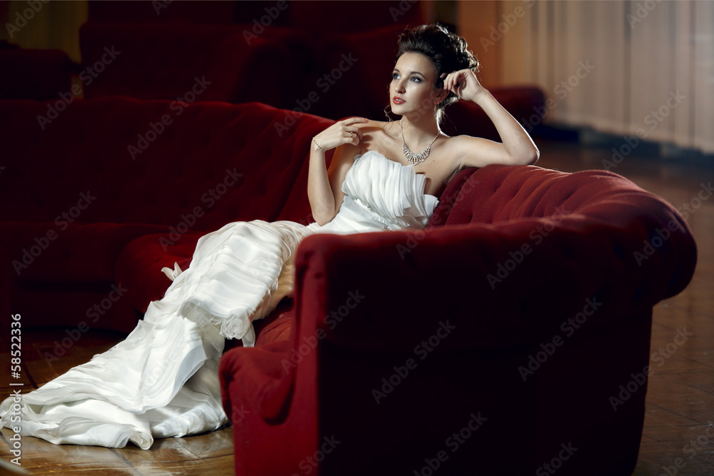 Obraz premium Beautiful girl in wedding dress