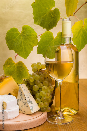 White wine with grape and cheese snack