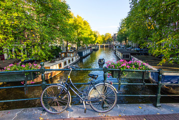 Stickers Amsterdam Romantisch Amsterdam langs het water  © Lukas Uher