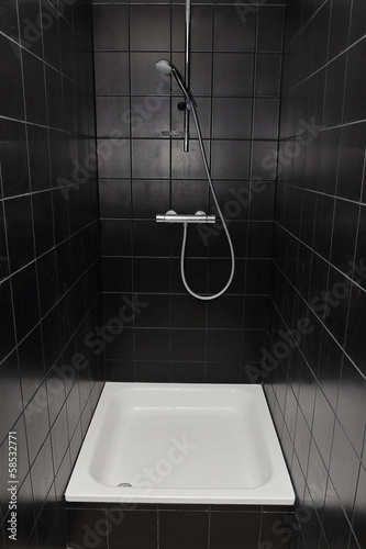 Fotografia douche carrelée noire avec receveur blanc