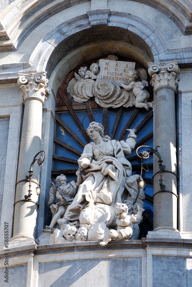 La statua di S. Agata nella facciata della Cattedrale di Catania
