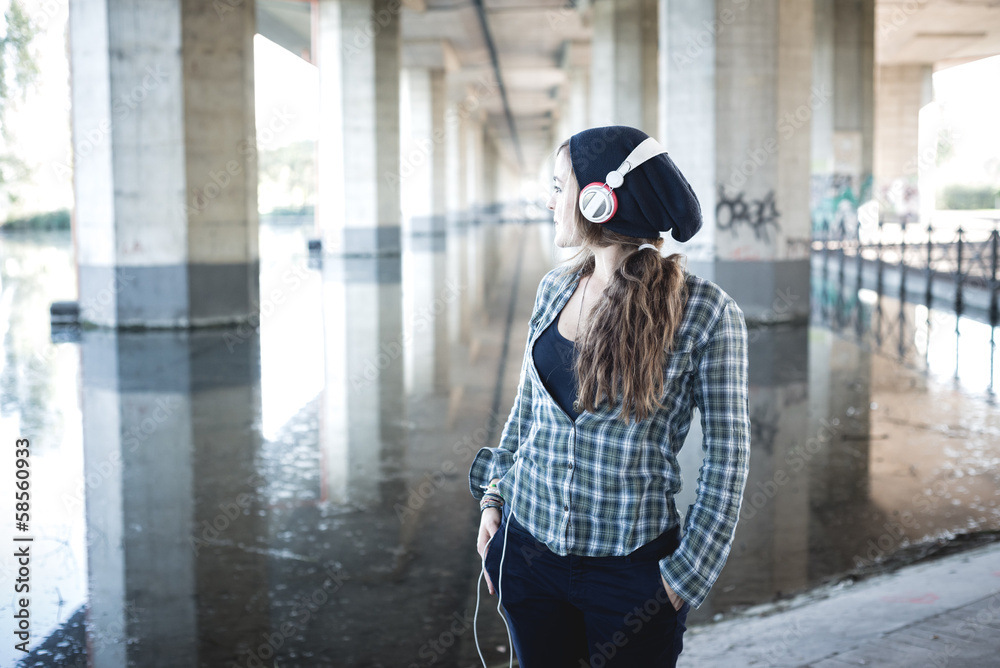 Obraz premium beautiful young blonde hipster woman listening music